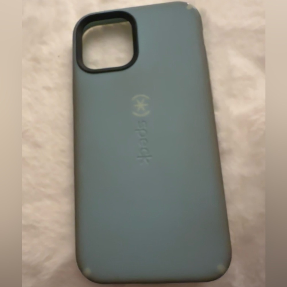 Speck iphone 12/ 12 pro case